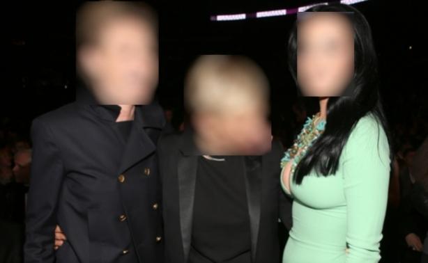 Πασίγνωστη παρουσιάστρια κάρφωσε το βλέμμα της στο στήθος τραγουδίστριας! Πασίγνωστη παρουσιάστρια κάρφωσε το βλέμμα της στο στήθος τραγουδίστριας!