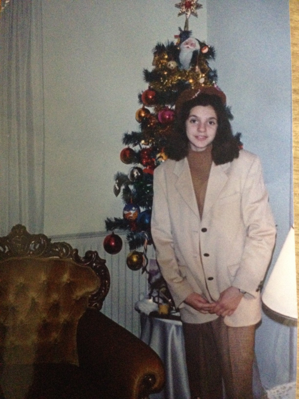 ΑΠΙΣΤΕΥΤΟ   Δείτε την Σάσα Σταμάτη να ποζάρει μπροστά στο Χριστουγεννιάτικο δέντρο πριν χρόνια [pics]