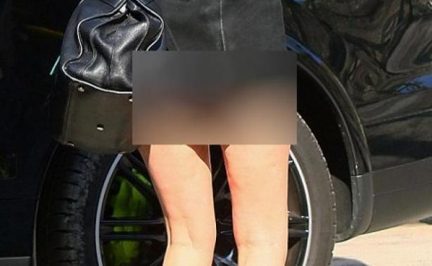 Βγήκε μόνο με την ...μπλούζα της! Σε κοινή θέα τα οπίσθια της