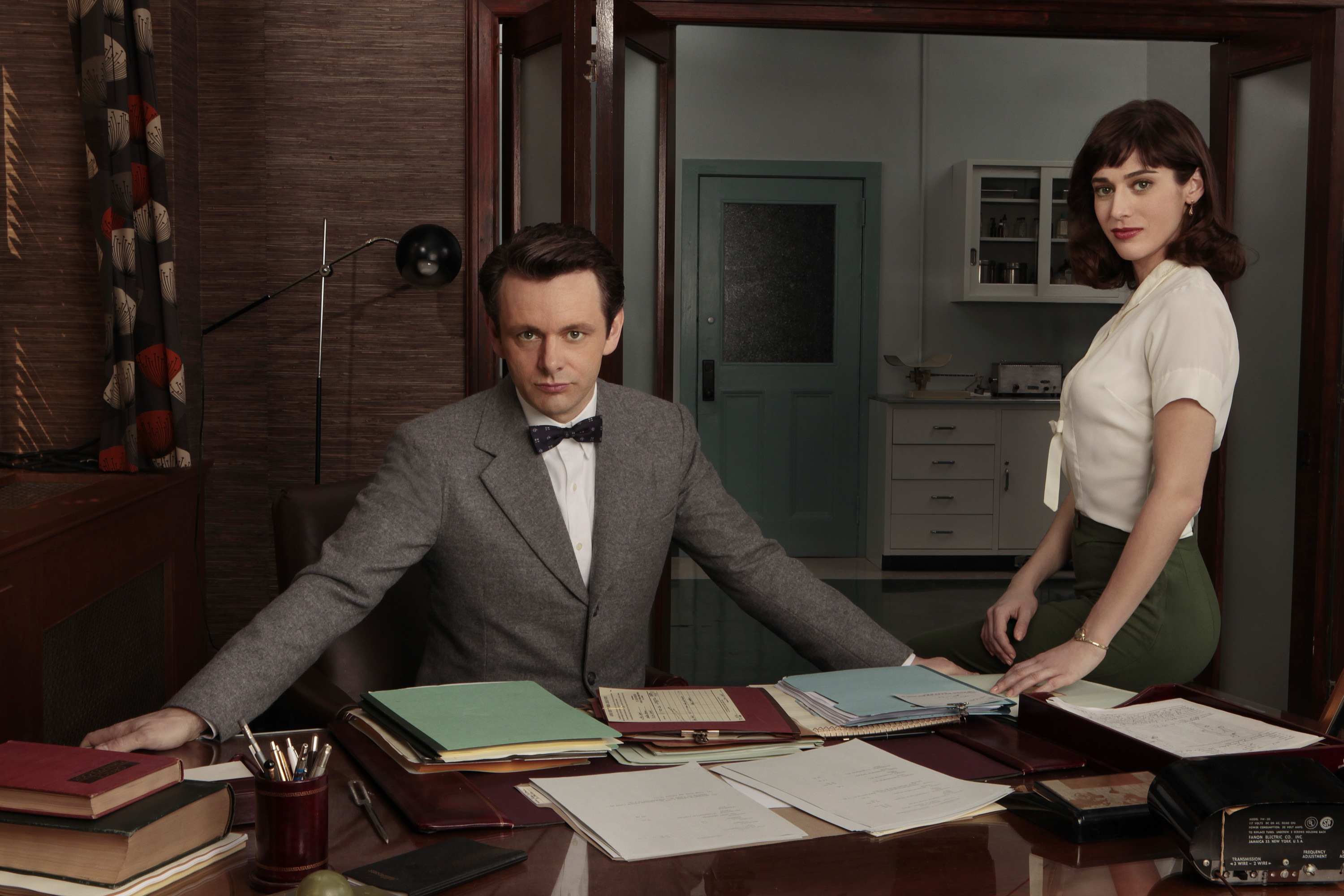 Michael Sheen as Dr. William Masters and Lizzy Caplan as Virginia Johnson in Masters of Sex (Pilot) - ) - Photo: Craig Blankenhorn/SHOWTIME - Photo ID: MastersOfSex_Pilot_caplan_sheen_077ra