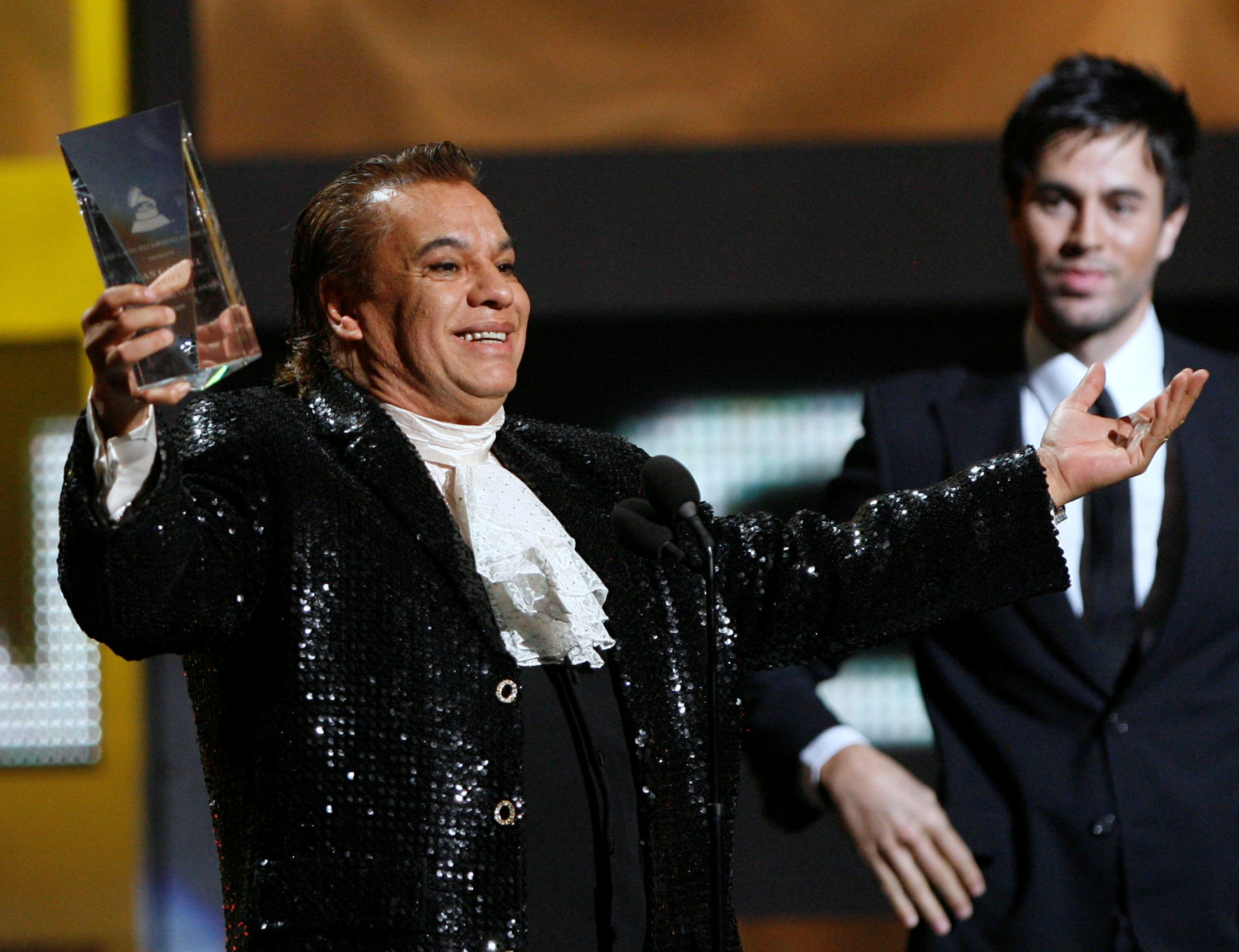 Singer Juan Gabriel (L) smiles after receiving the 2009 Latin Recording Academy Person of the Year award from singer Enrique Iglesias at the 10th annual Latin Grammy awards in Las Vegas, Nevada November 5, 2009.     REUTERS