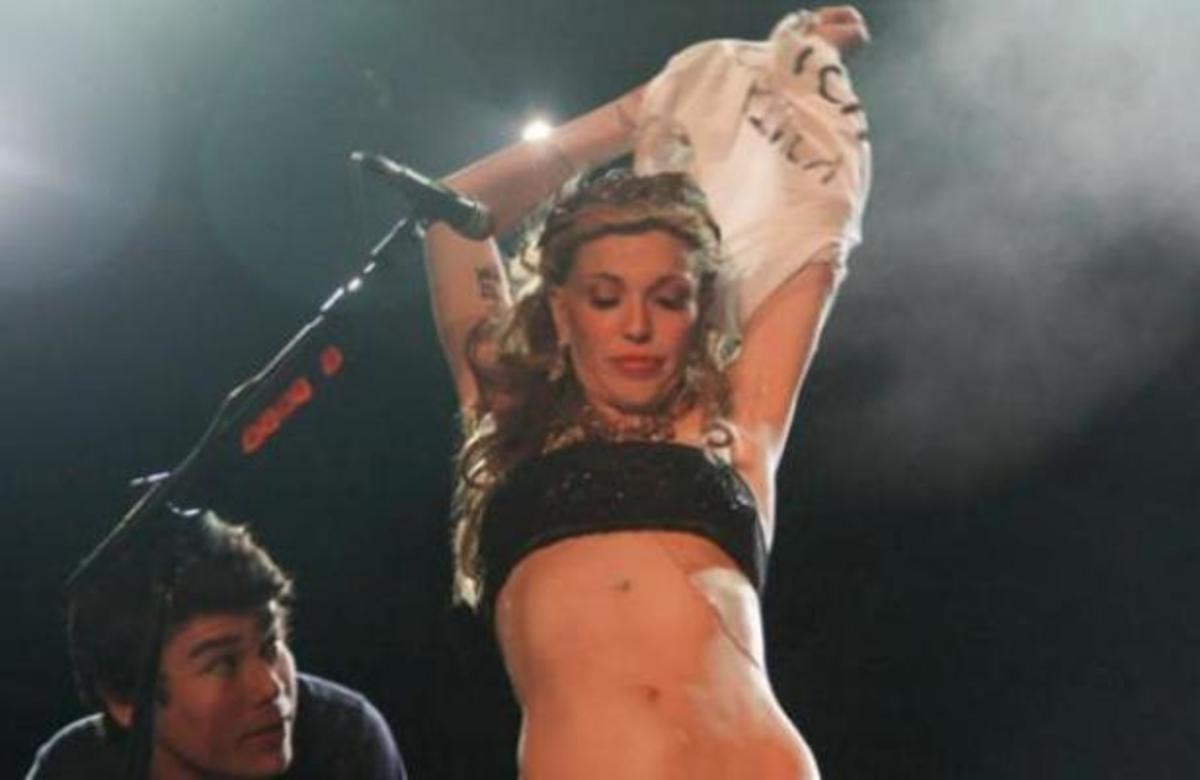 Γνωστή τραγουδίστρια τα “πέταξε” όλα έξω σε συναυλία της!