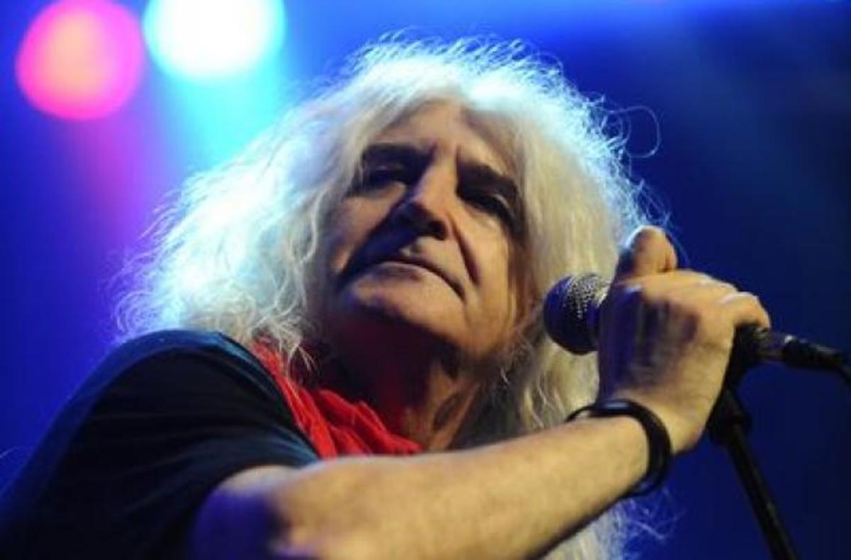 Ζωντανά στο διαδίκτυο ο Νίκος Καρβέλας