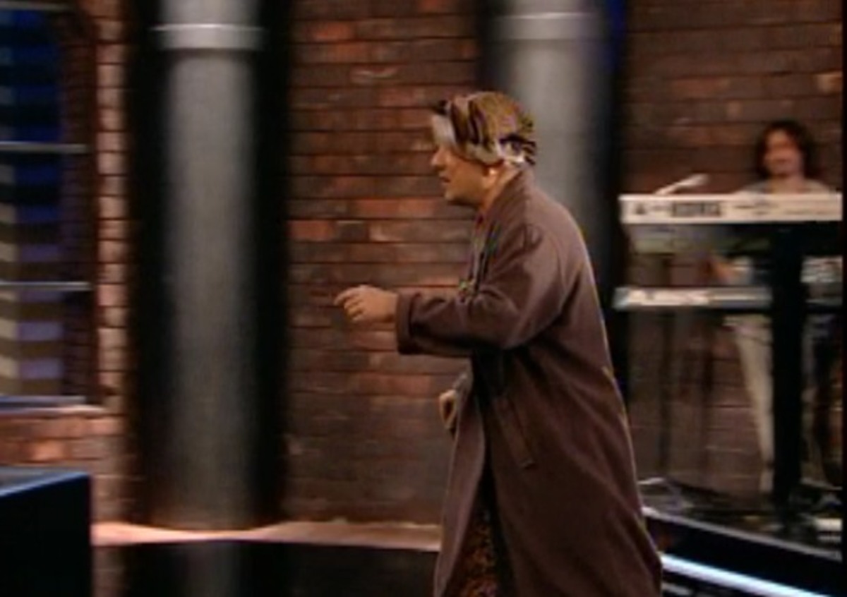 Η εισβολή της “γιαγιάς” στην εκπομπή του Κωστόπουλου και το… Π.Ε.Ο.Σ.