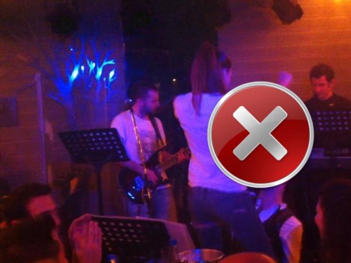 Θαυμάστρια ξεκούμπωσε το παντελόνι πρώην παίκτη του GREEK IDOL την ώρα που τραγουδούσε !