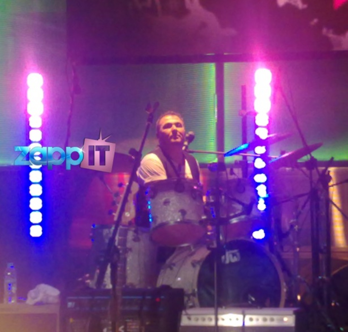 ΑΠΟΚΛΕΙΣΤΙΚΟ ΒΙΝΤΕΟ: Ο Αντώνης Ρέμος παίζει ντραμς !