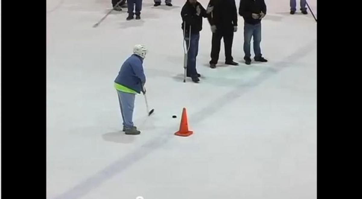 Απίστευτη βολή από 60χρονη! Κέρδισε διαγωνισμό σε γήπεδο χόκεϊ!