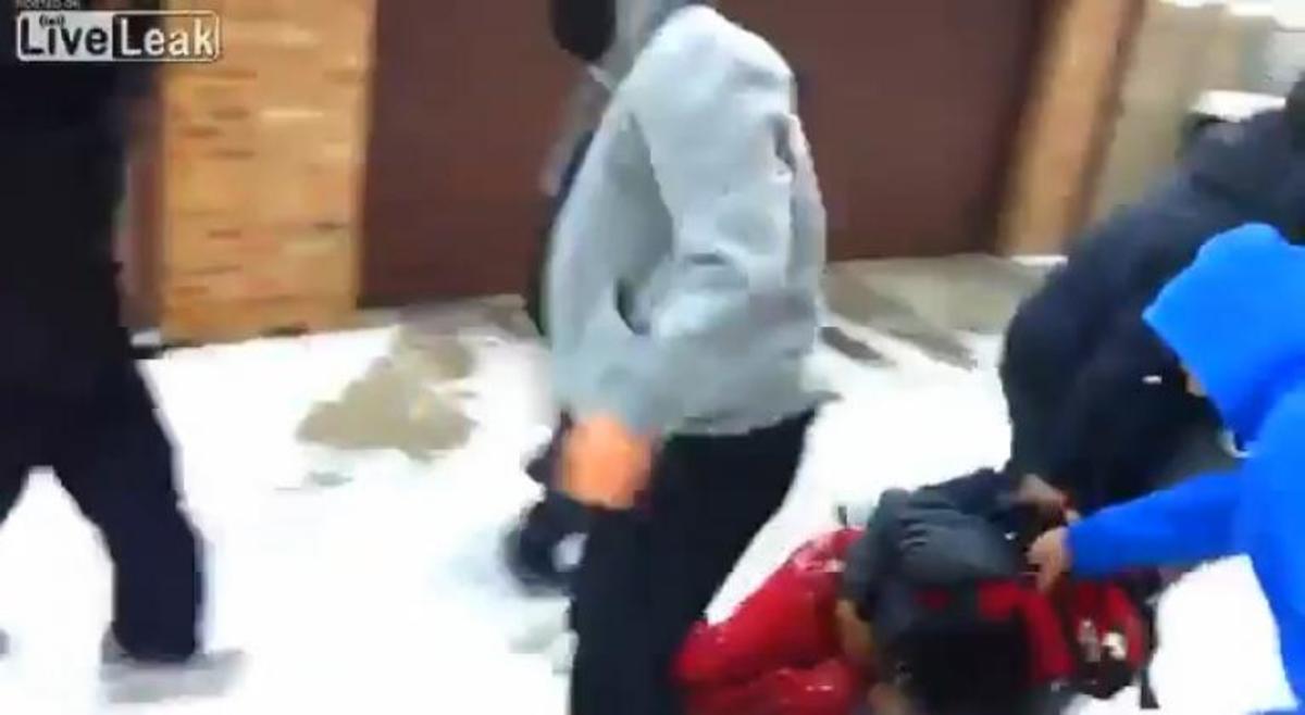 ΕΞΟΡΓΙΣΤΙΚΟ βίντεο ΣΟΚ! Δέρνουν ανελέητα 17χρονο Ασιάτη