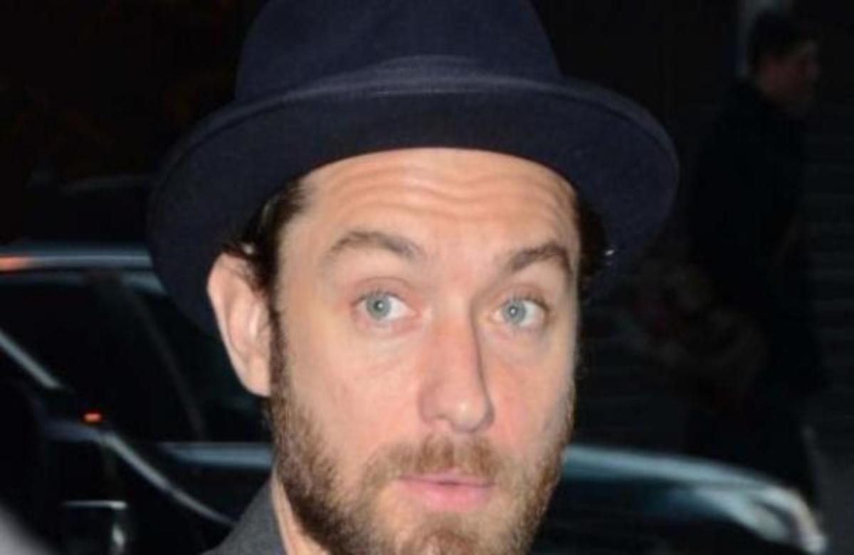 Κορίτσια, ο Jude Law έχει καραφλίτσα! Να γιατί δεν έβγαζε το σκουφί τόσο καιρό!