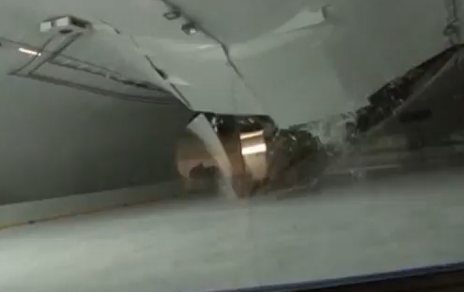 Κατέρρευσε οροφή παγοδρομίου – Σώθηκαν την τελευταία στιγμή!