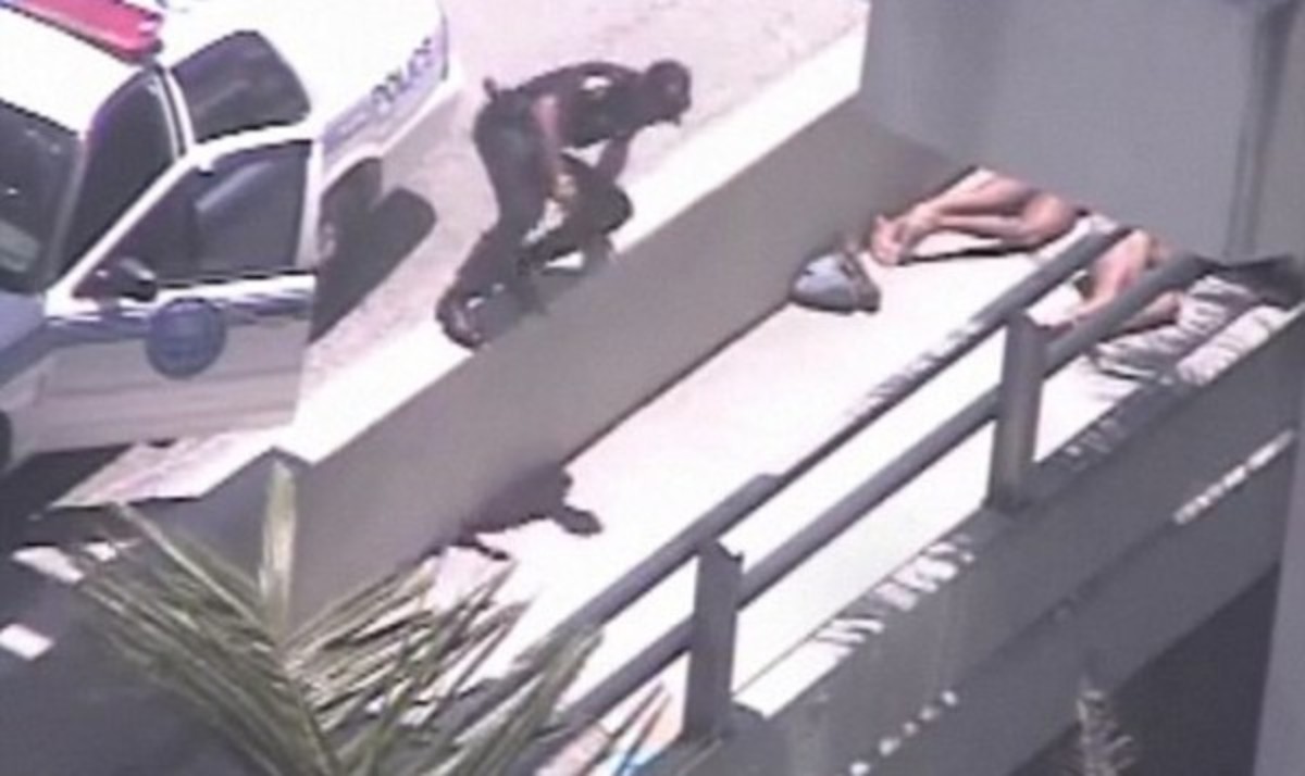 Κανιβαλισμός on camera! Του έτρωγε το πρόσωπο κάτω από μια γέφυρα!