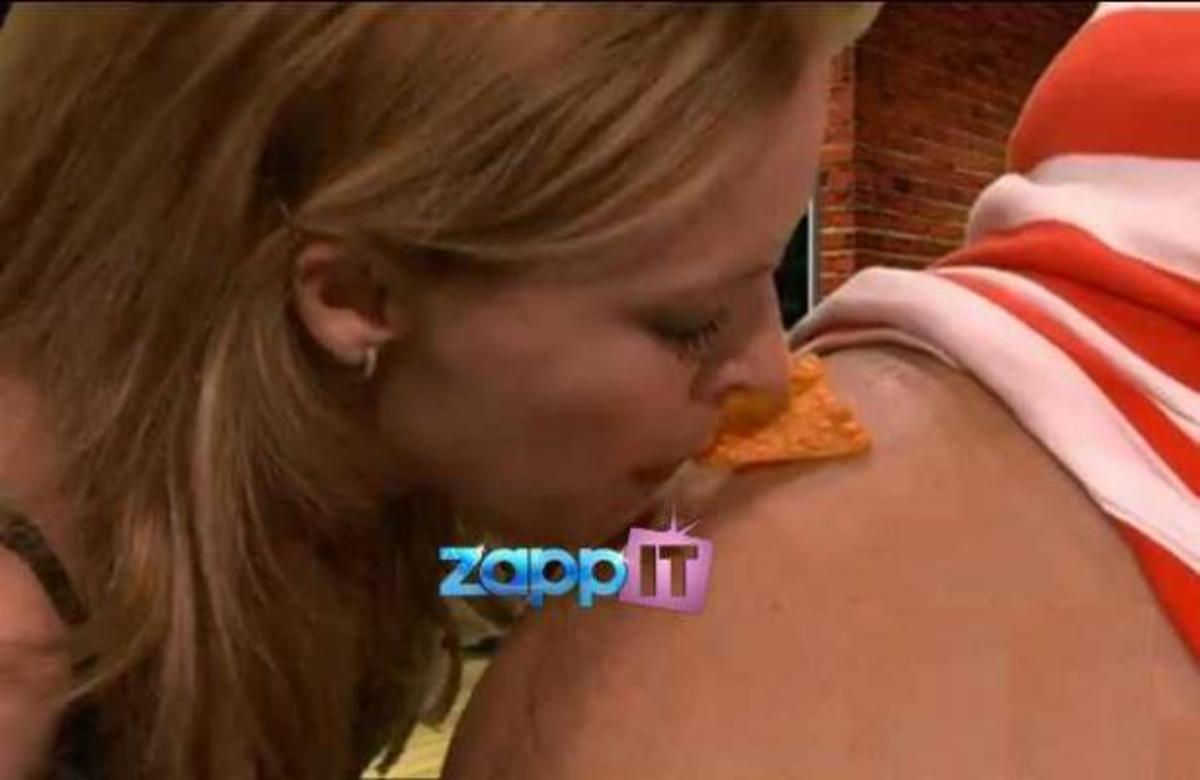 ΑΠΙΣΤΕΥΤΟ! Η Kylie Minogue έφαγε πατατάκια στην κοιλιά πασίγνωστου ηθοποιού