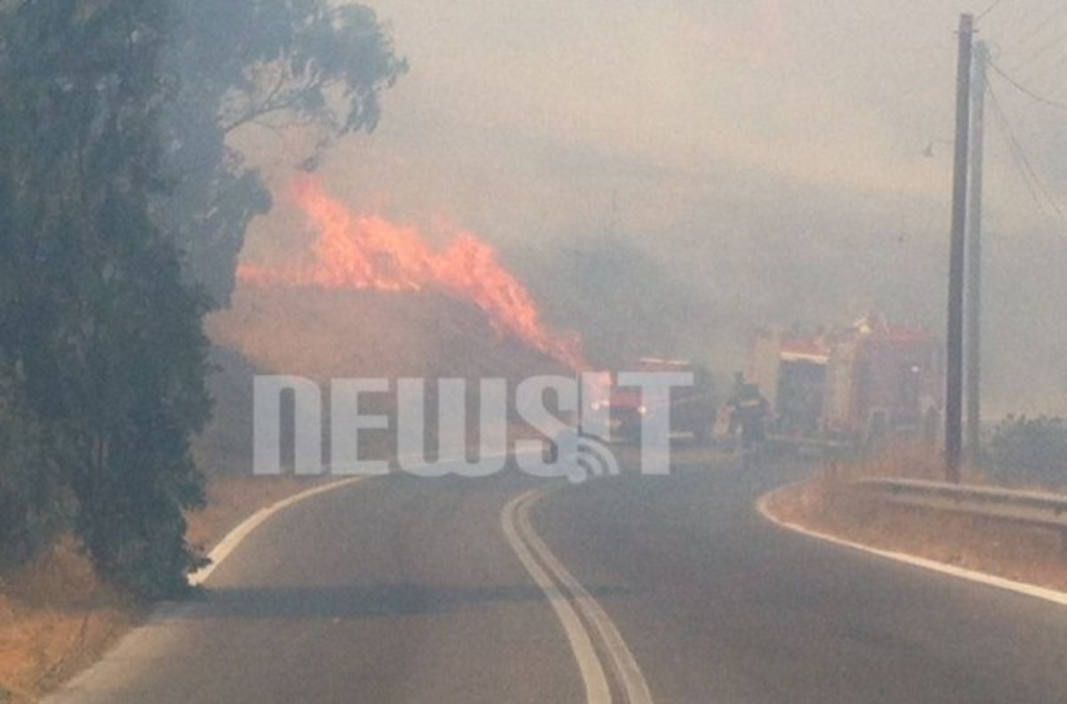 Πύρινος εφιάλτης στην Κερατέα – Καίγονται σπίτια ενώ κινδυνεύουν δεκάδες άλλα