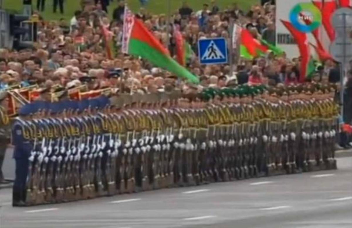 Η πιο εντυπωσιακή παρέλαση που έχει γίνει ποτέ – Οι στρατιώτες έγιναν ντόμινο!