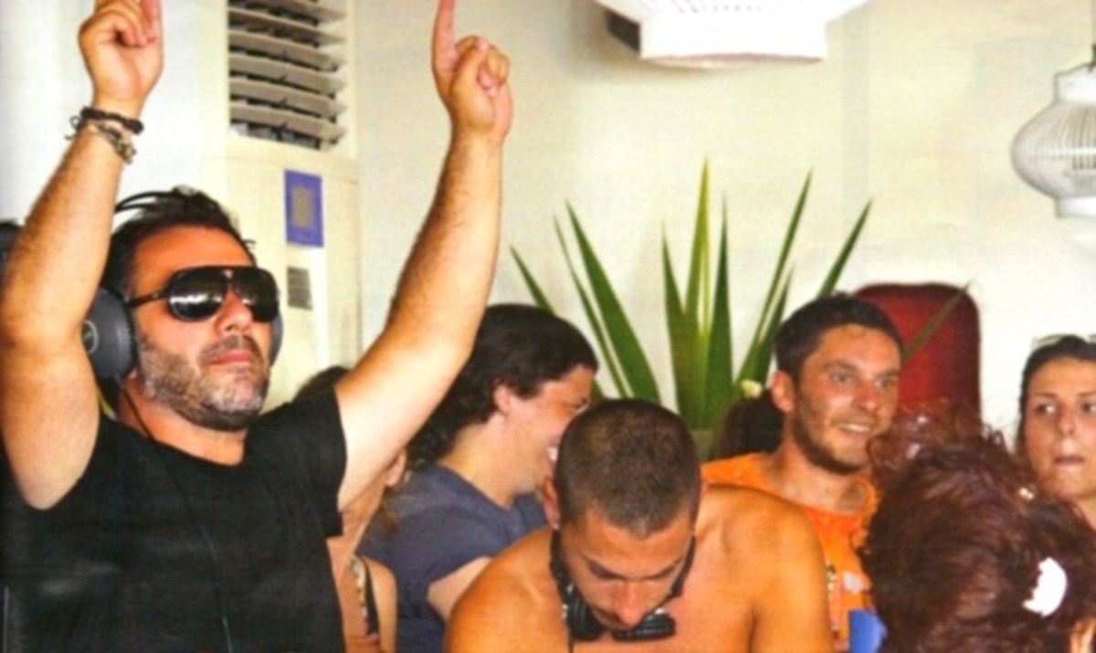 Αρναούτογλου: Σε ρόλο dj έχοντας στο πλευρό του τη νέα του σύντροφο!