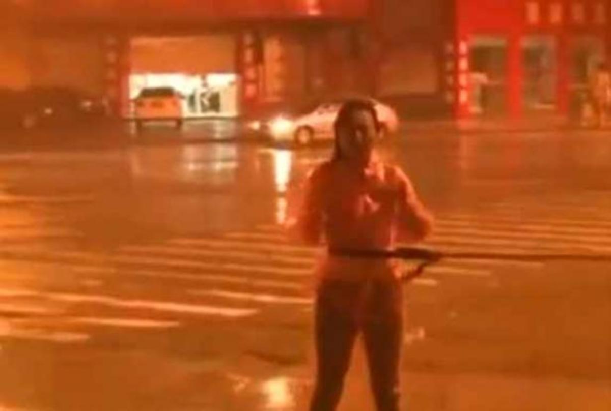 Έδεσαν τη ρεπόρτερ για να συνεχίσει να περιγράφει τον τυφώνα!