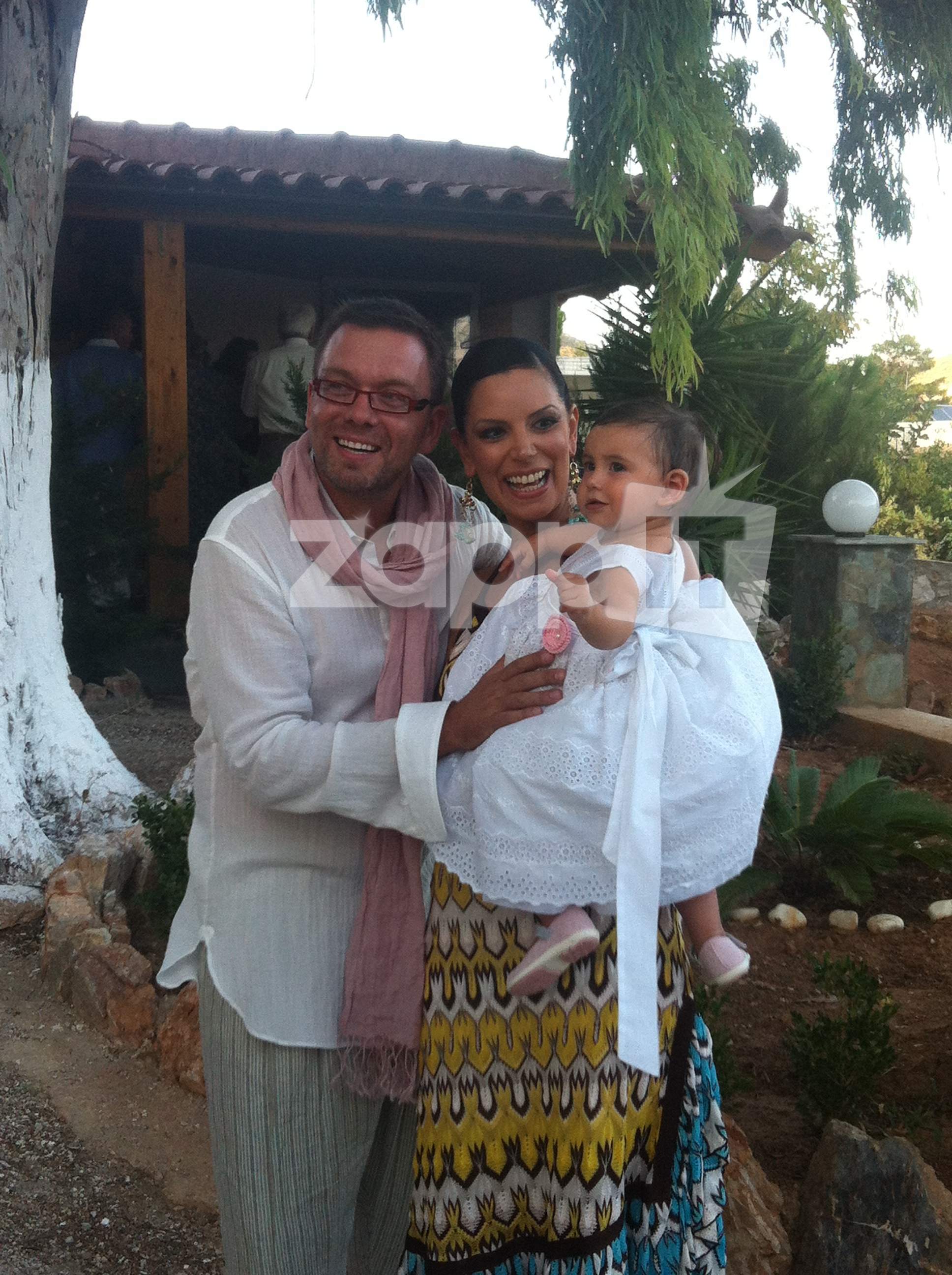 Ο Σπύρος Λάμπρου βάφτισε την κόρη του! Δείτε φωτογραφίες!