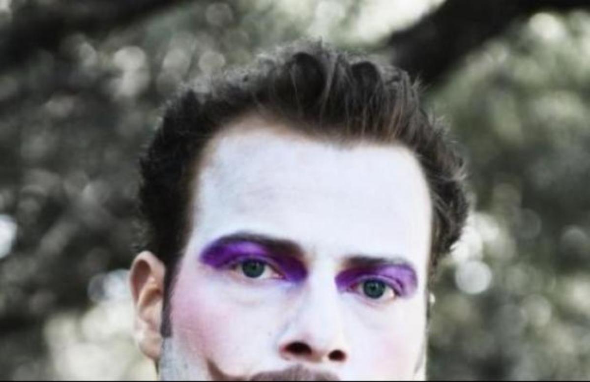 Ποιος γοητευτικός ηθοποιός κρύβεται πίσω από αυτό το μακιγιάζ;