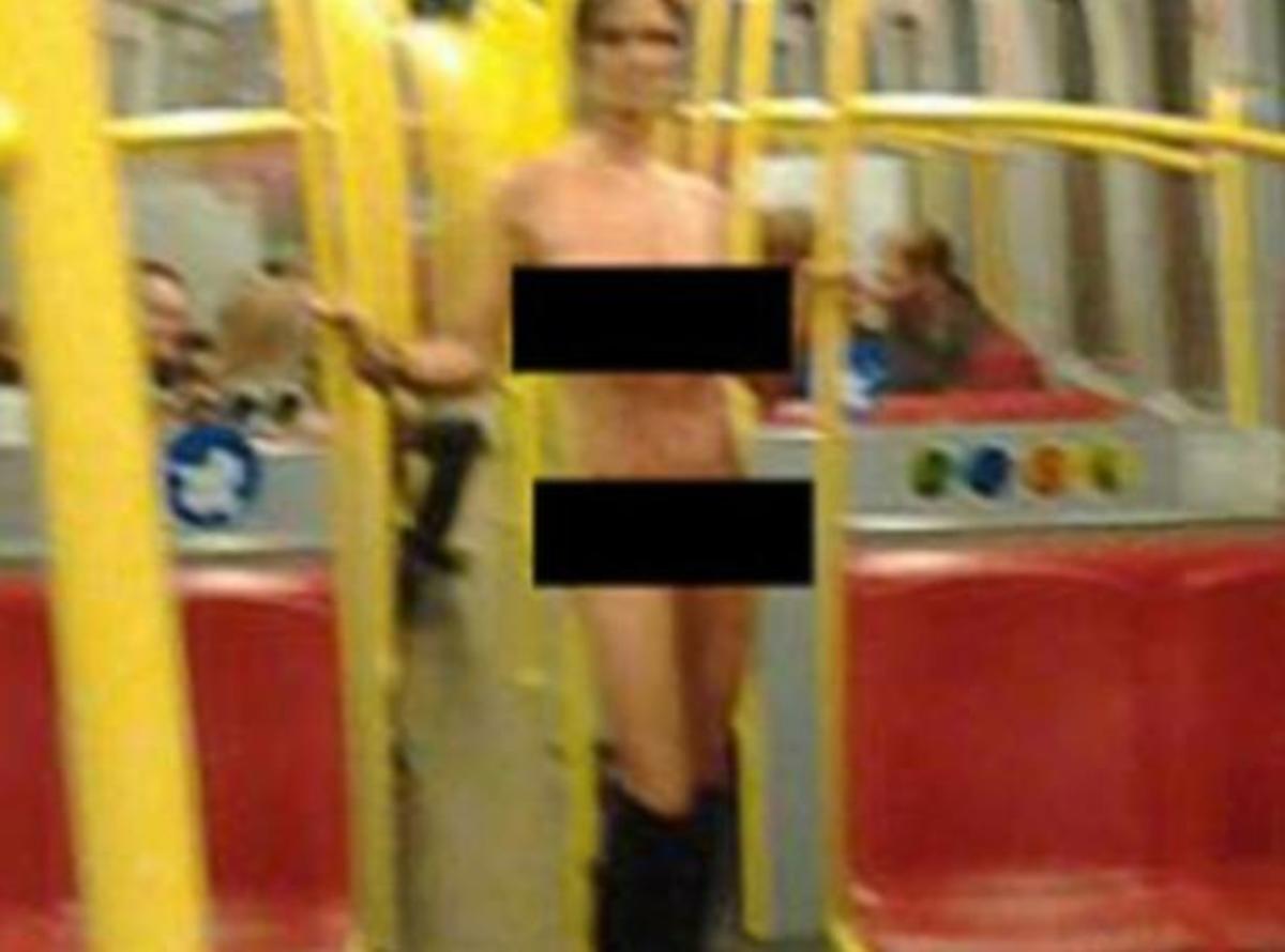 Μπήκε στο μετρό φορώντας μόνο τις… μπότες της! ΦΩΤΟΓΡΑΦΙΕΣ