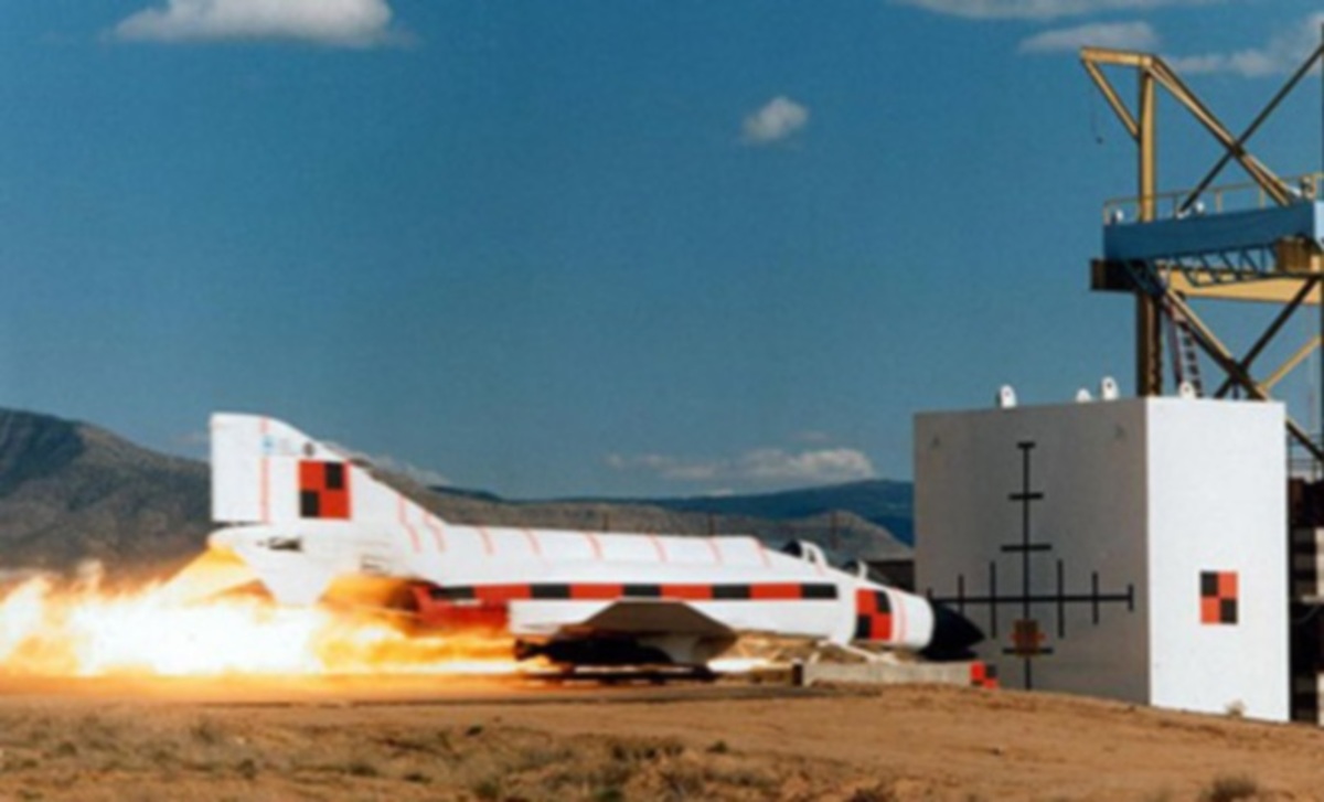 Τι θα συμβεί αν ένα αεροσκάφος Phantom πέσει σε ένα τοίχο με 804km/h;