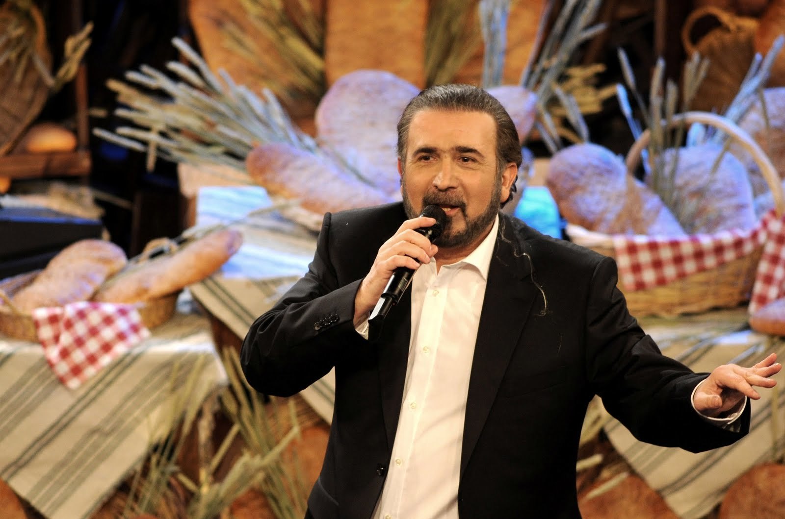 Τσαντίρι, σειρές και ταινίες… όλοι χωρούν στο τηλεοπτικό μενού