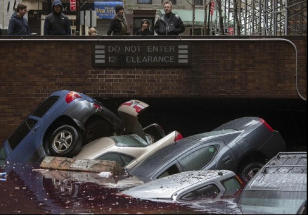 Τουλάχιστον 27 νεκροί και ανυπολόγιστες καταστροφές από το πέρασμα της Sandy