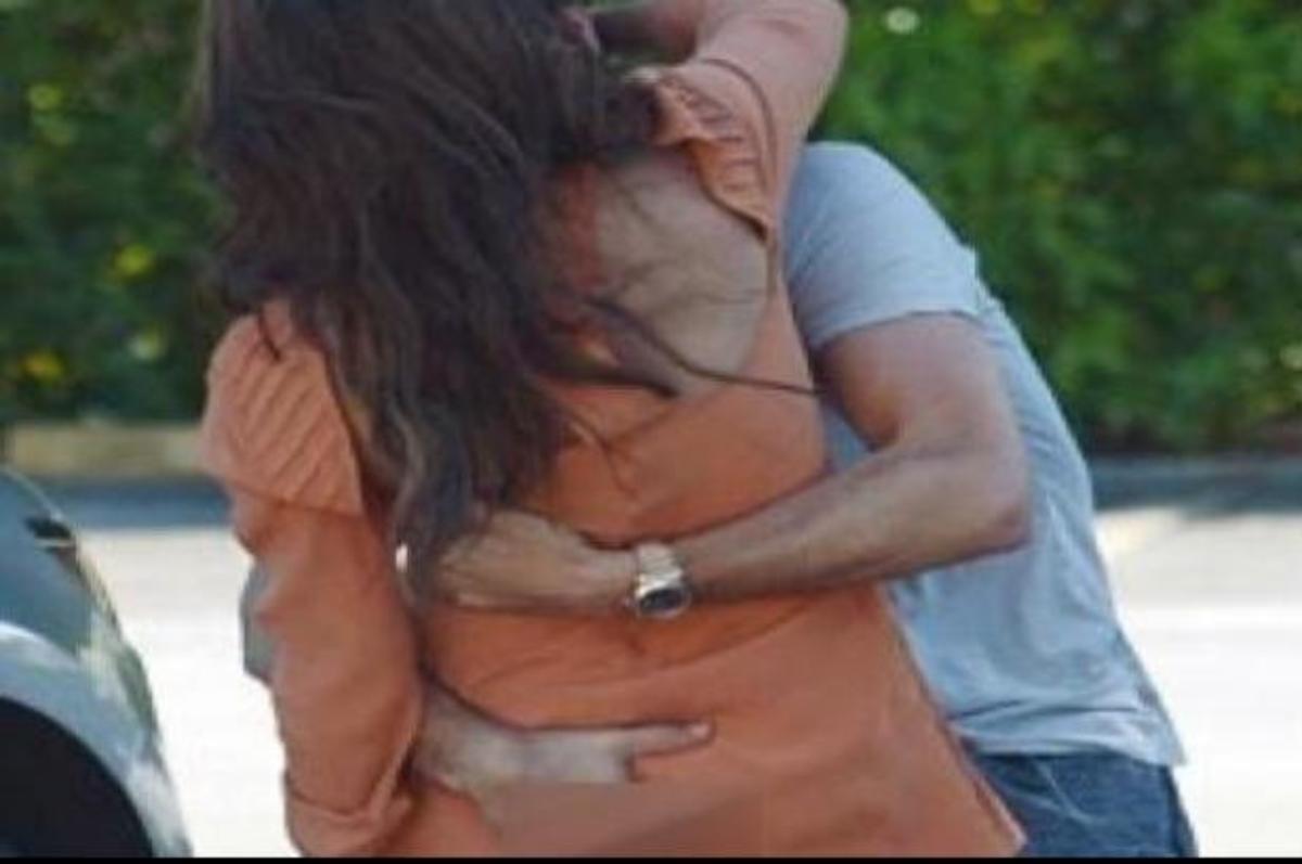 Ποια διάσημη τηλεπερσόνα δέχεται άσεμνη χειρονομία από τον σύντροφό της στον δρόμο;