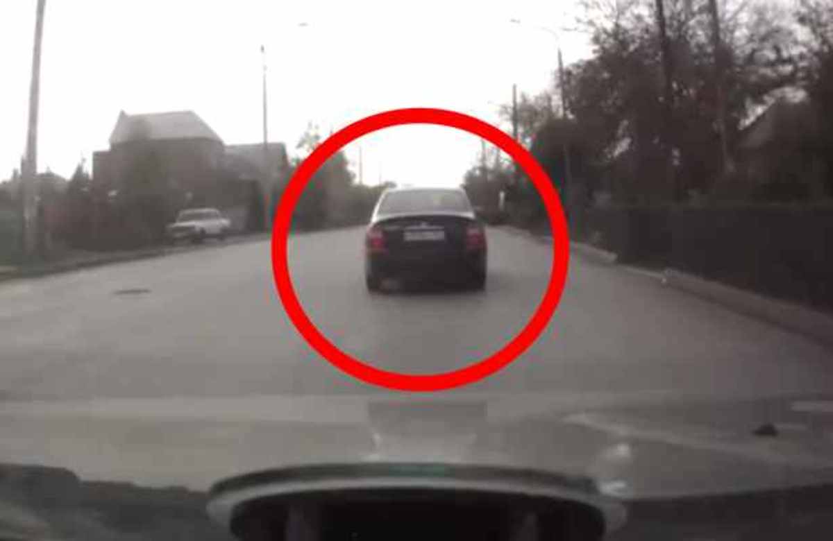 ΔΕΙΤΕ προσεκτικά τι θα συμβεί στο αυτοκίνητο – Θα σας κόψει την ανάσα!