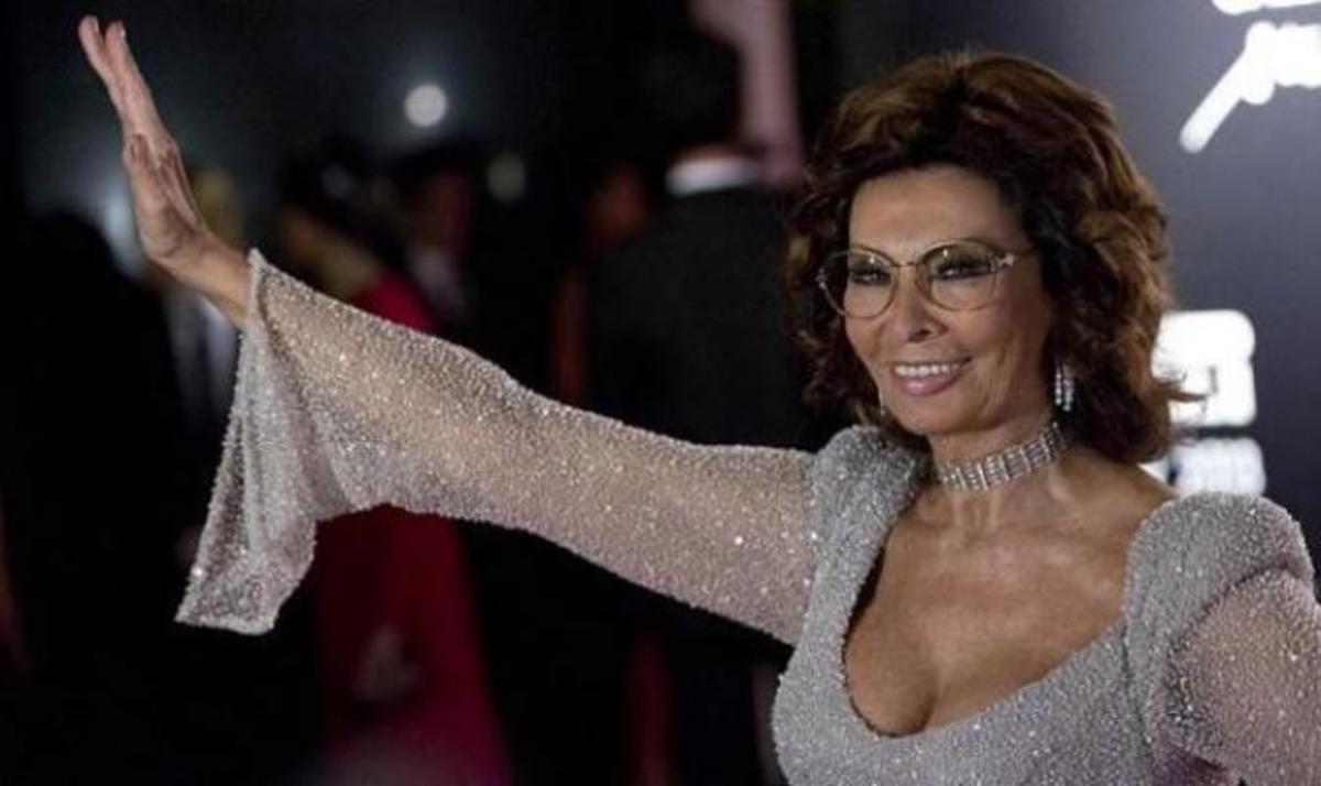 S. Loren: Μπορείς να πιστέψεις ότι είναι είναι 78; Έκλεψε τις εντυπώσεις στο κόκκινο χαλί!