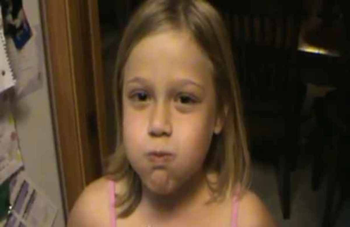 Παράξενο ταλέντο! Μικρό κορίτσι τραγουδάει με το στόμα κλειστό!