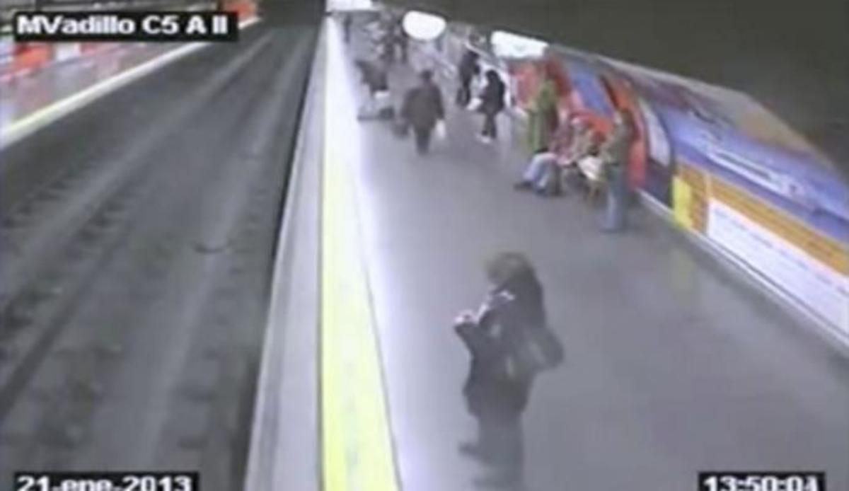 Λιποθύμησε κι έπεσε στις ράγες του μετρό