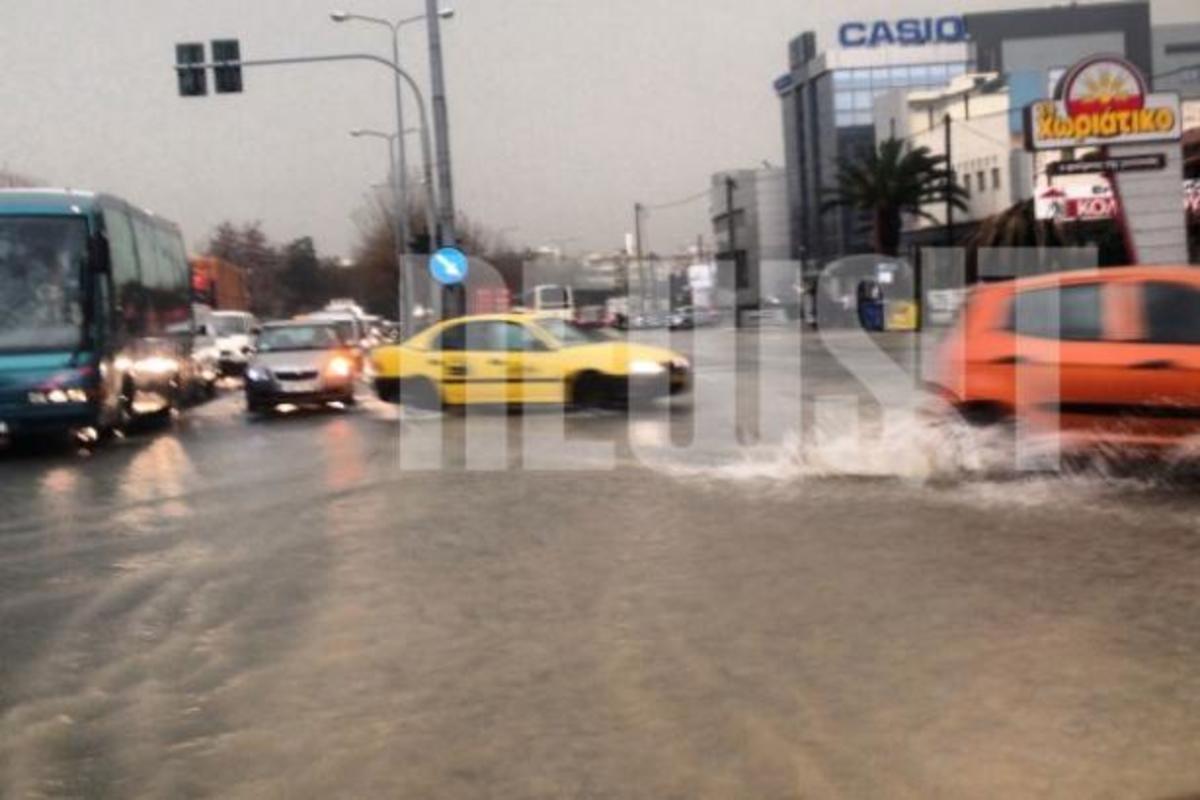 «Πνίγηκε» η Αθήνα από την καταιγίδα! Πλημμυρισμένοι δρόμοι και χάος παντού