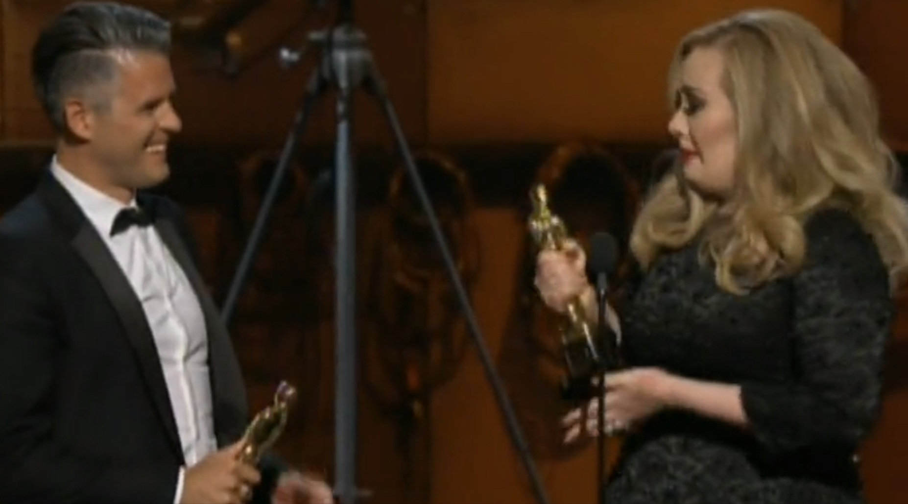 Η συγκίνηση της Adele όταν παρέλαβε το Oscar για το Skyfall