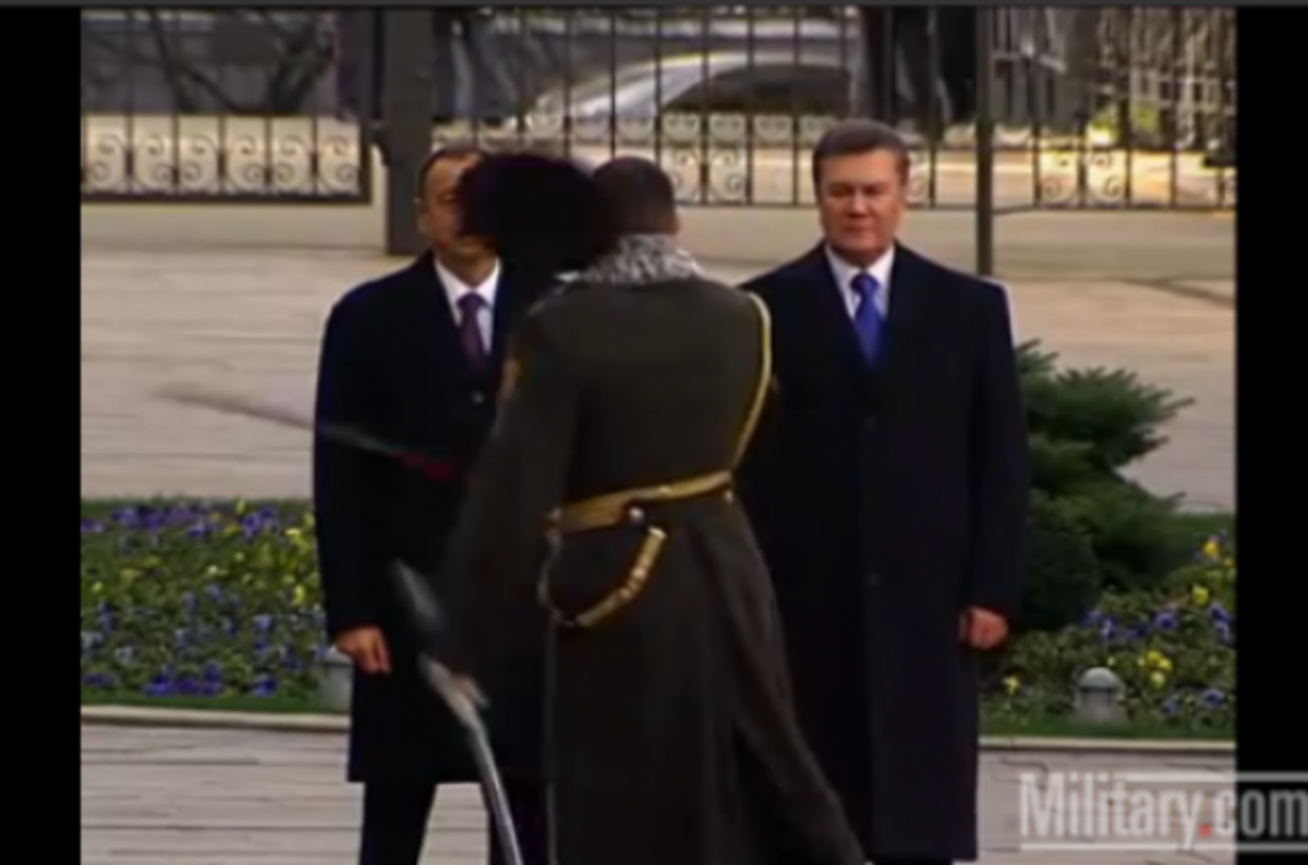 Τι έπαθε επικεφαλής αγήματος μπροστά σε Πρόεδρο!