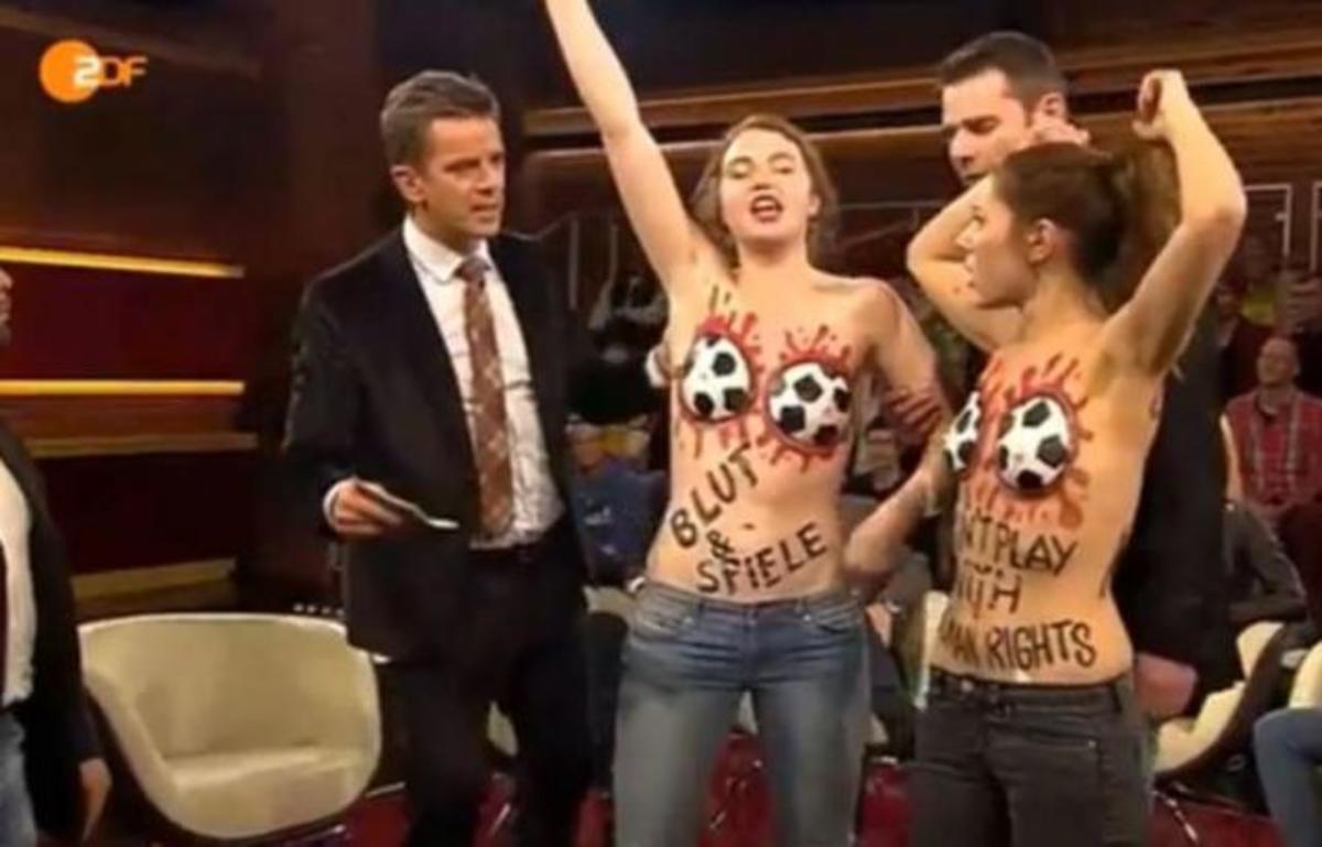 Γυμνόστηθες εισέβαλαν σε ζωντανή εκπομπή κατά της FIFA! – Δείτε το βίντεο