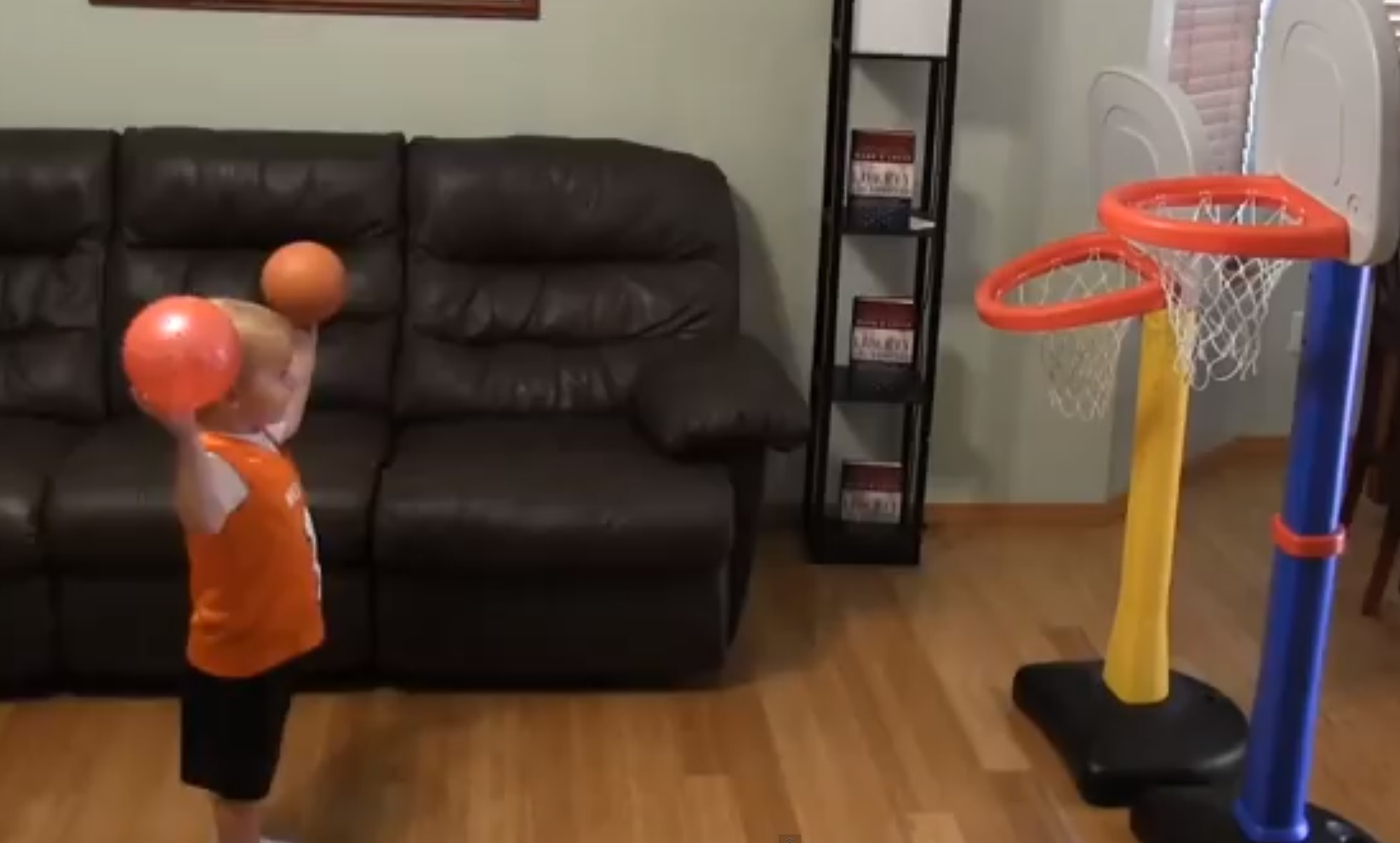 Απίστευτος μπόμπιρας βάζει εξωπραγματικά καλάθια!