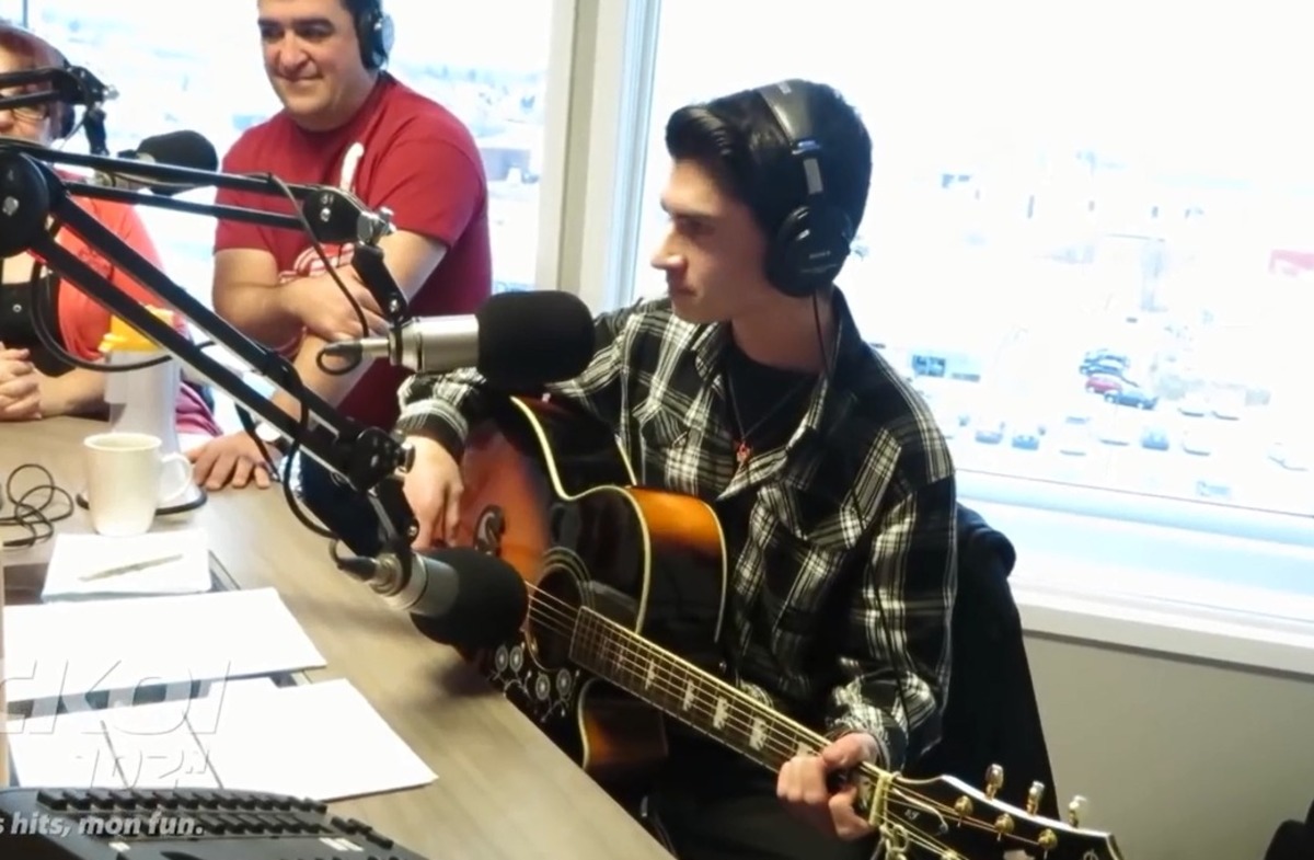 Ο “βασιλιάς” είναι ζωντανός! Αυτός είναι ο 16χρονος Έλβις Πρίσλεϊ