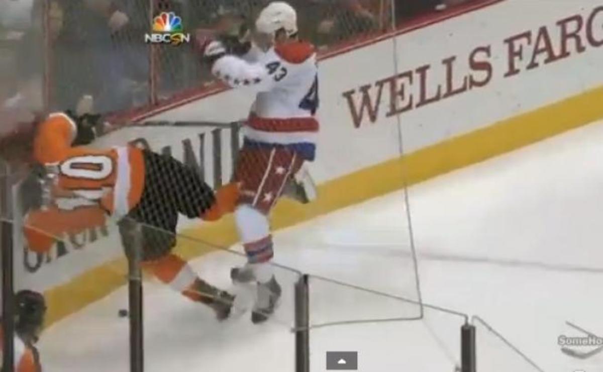 Δείτε το παρολίγο θανατηφόρο χτύπημα παίκτη του χόκει!