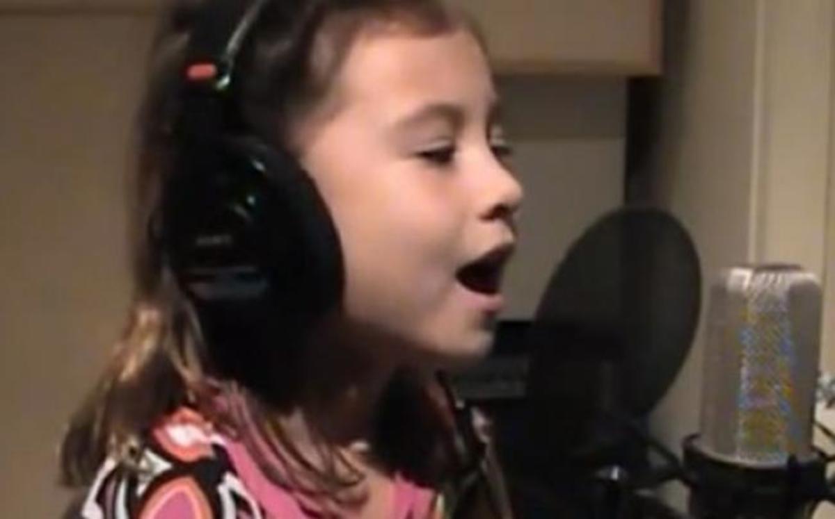 7χρονη με αγγελική φωνή τραγουδάει για τη νεκρή μητέρα της – ΒΙΝΤΕΟ