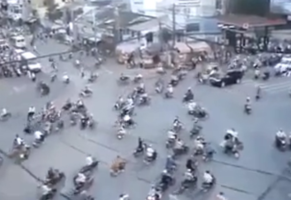 Αδιανόητη κίνηση σε φανάρι – ΒΙΝΤΕΟ