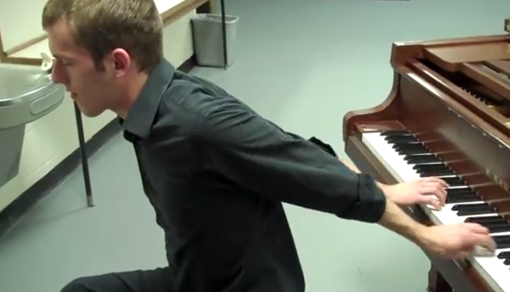 Πιάνο με τυφλό σύστημα από τον Jason Lyle Black