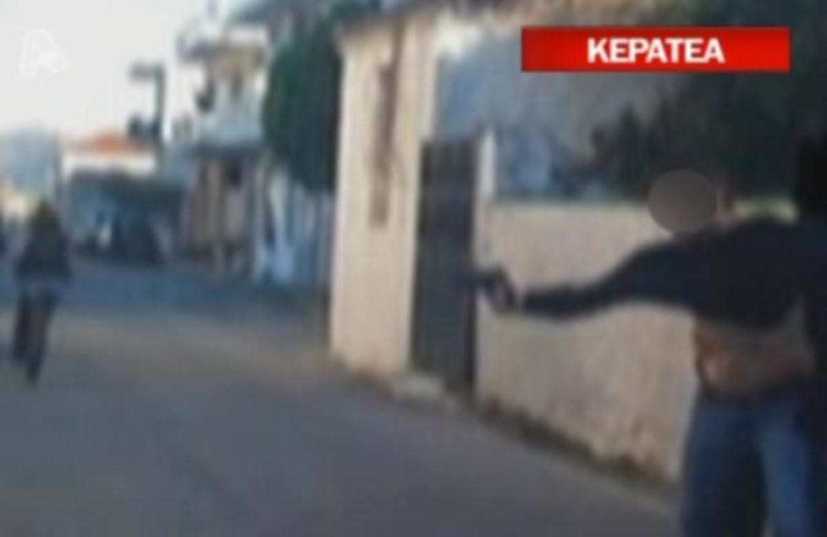 Η κάμερα συλαμβάνει αστυνομικό να τραβά όπλο στην Κερατέα