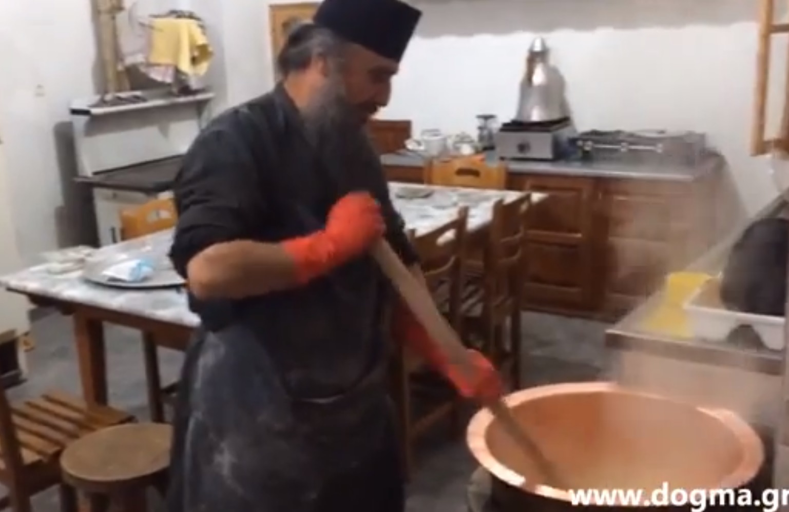 Δείτε πως ένας μοναχός φτιάχνει λουκούμια για να κερνάει τους προσκυνητές