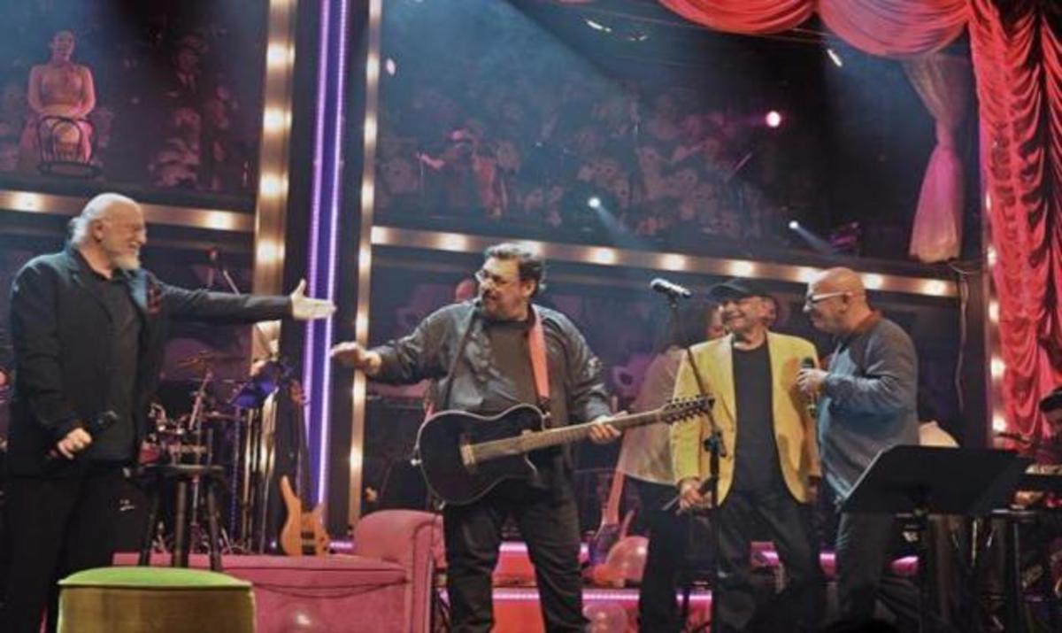 Στη μνήμη του Σάκη Μπουλά η σημερινή παράσταση στην Ακτή Πειραιώς!