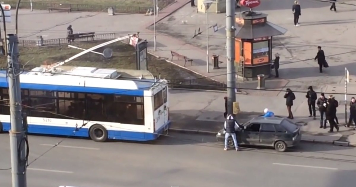 Αυτό είναι το βίντεο που σαρώνει στο ίντερνετ: Έμειναν στο δρόμο και…