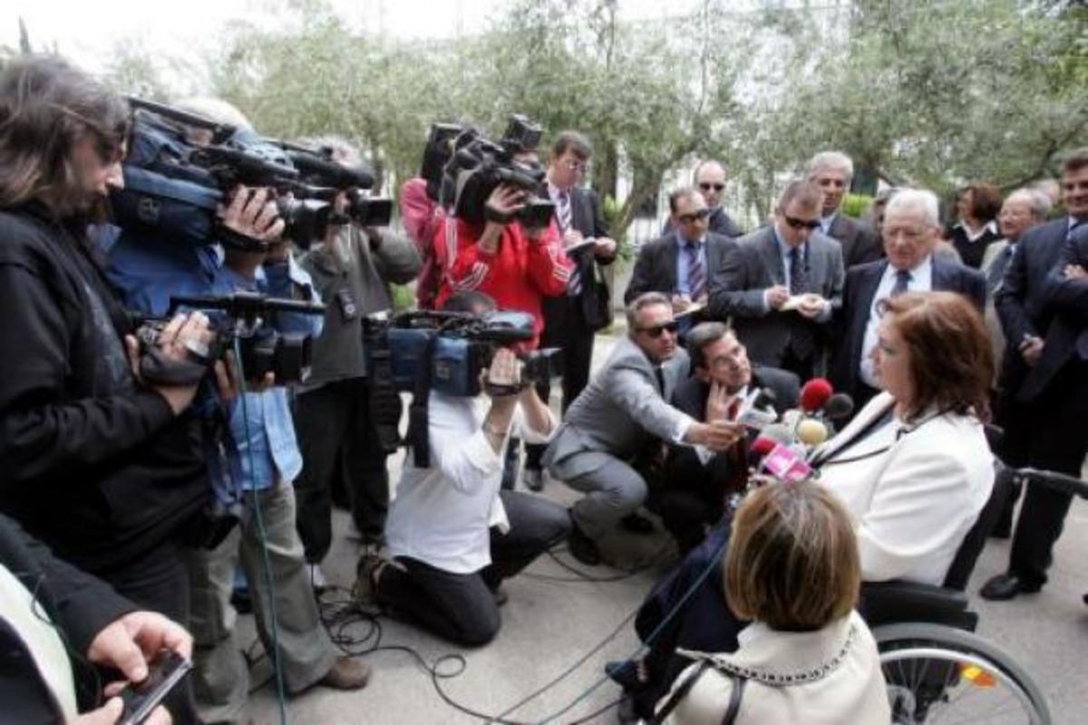 Η Μαριέττα Γιαννάκου δεν μπόρεσε να εμφανιστεί στη ΔΤ, γιατί δεν λειτουργούσε το ασανσέρ!