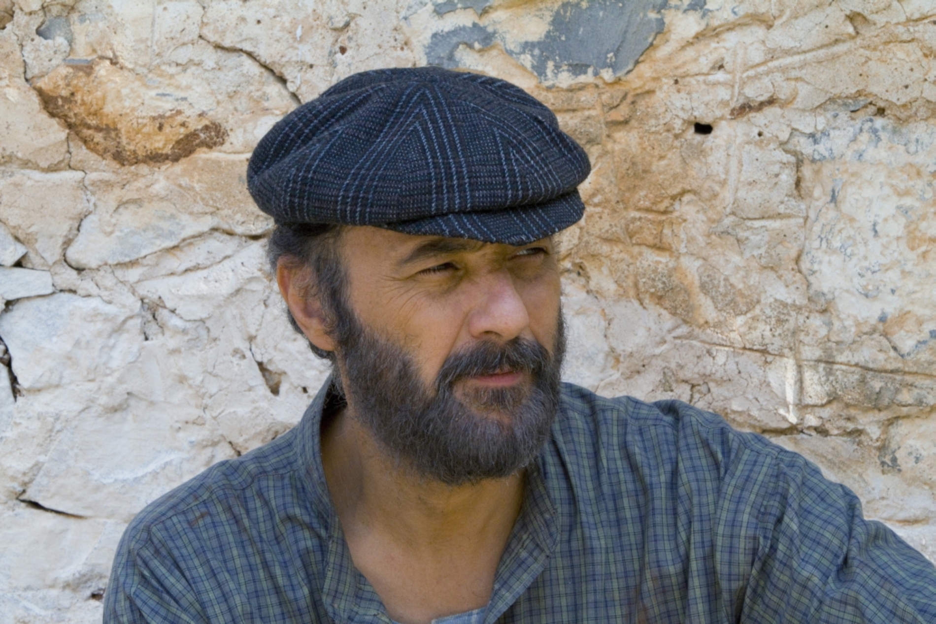 Στέλιος Μάινας: ” Γιατί επιμένω να μένω στην πλατεία Βικτωρίας” παρά την επίθεση-θανάτου από αλλοδαπούς