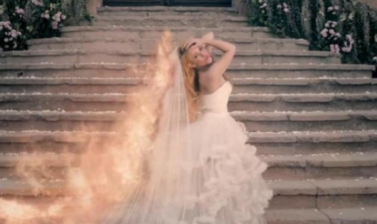 Shakira: Ντύθηκε νύφη και πήρε… φωτιά!