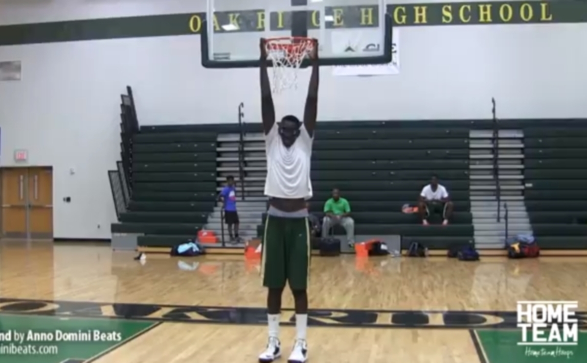 Απίστευτο: Μπασκετμπολίστας καρφώνει χωρίς… άλμα! (βίντεο)