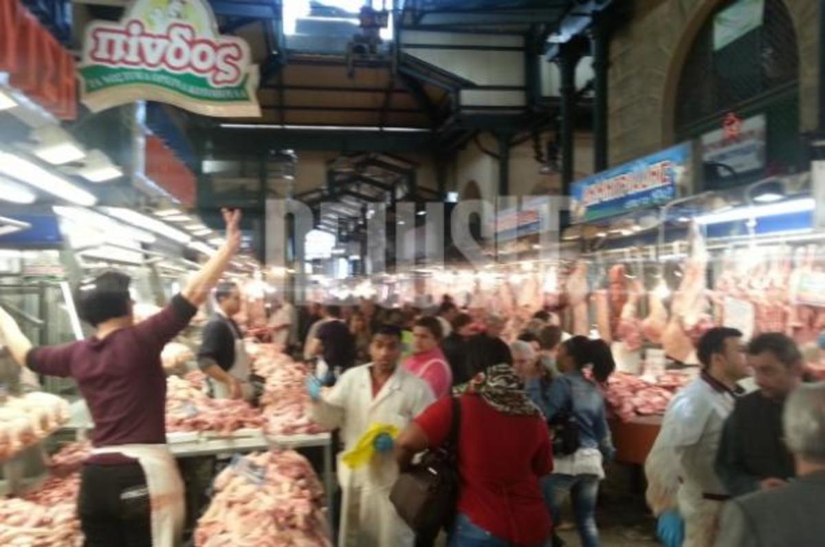 “Ξαναχτύπησαν” στη Βαρβάκειο οι μυστηριώδεις γυναίκες που βοηθούν τους αδύναμους – Άφησαν 50.000 ευρώ στην αγορά